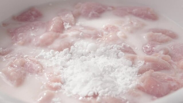 The process of marinating the Northeastern Chinese specialty, sweet and sour pork