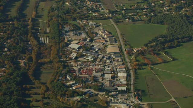 vue a&eacute;rienne du village de Saint Cannat en Provence