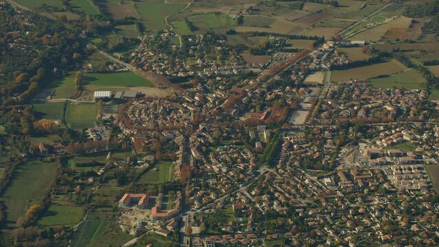 vue a&eacute;rienne du village de Saint Cannat en Provence