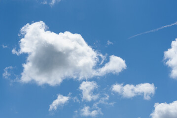 Kontrastowe chmury na niebieskim niebie