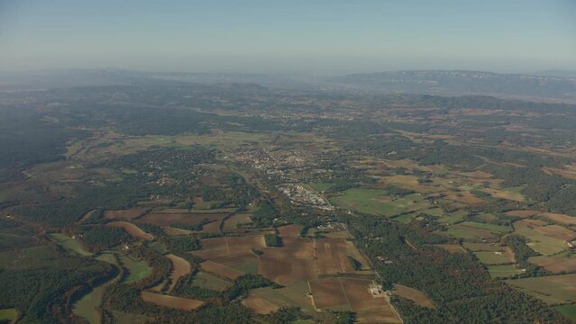 vue a&eacute;rienne du village de Saint Cannat en Provence