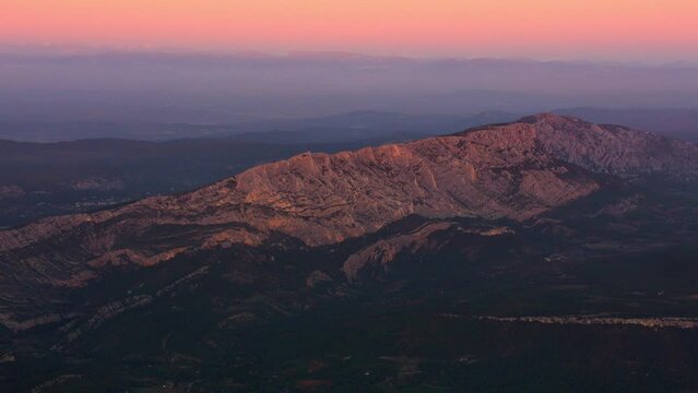 vue a&eacute;rienne de la Sainte Victoire &agrave; Aix en Provence, magnifique lumi&egrave;re peinte par le peintre C&eacute;zanne