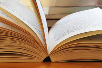 Obraz premium Libro abierto con libros de fondo. Open book with books in the background.