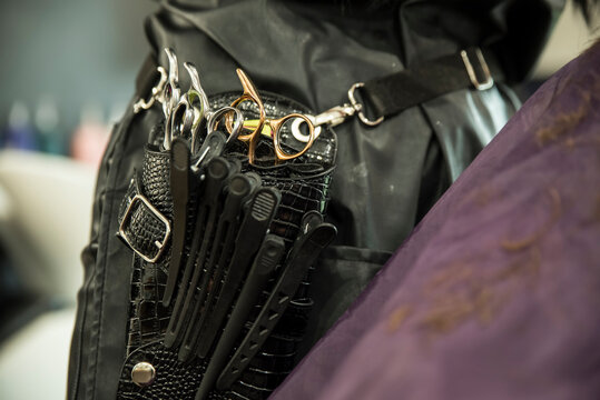 kabura z akcesoriami fryzjerskimi, nożyczkami