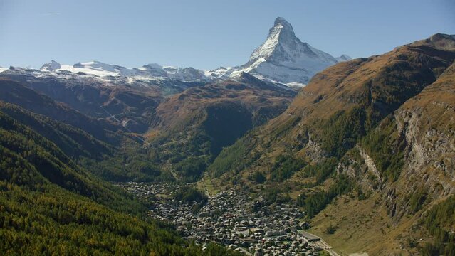 vue aerienne de Zermatt en Suisse et la montagne Matterhorn appel&eacute; aussi Mont Cervin