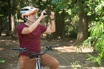 Naklejka premium Latin man riding a bike