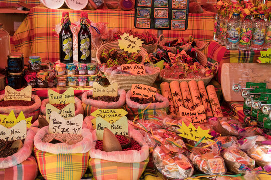 Epices cr&eacute;oles et produits des Antilles sur un marche en Guadeloupe