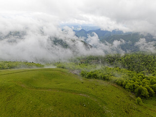 Montagne et nuages