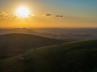 Obraz premium Coucher de soleil et collines