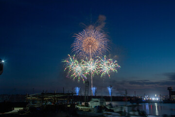 日本の秋の花火大会の風景