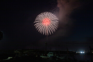日本の秋の花火大会の風景