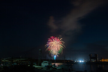 日本の秋の花火大会の風景