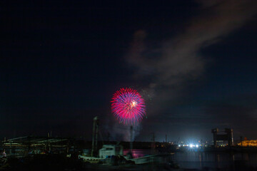 日本の秋の花火大会の風景