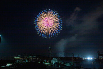 日本の秋の花火大会の風景