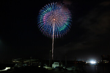 日本の秋の花火大会の風景