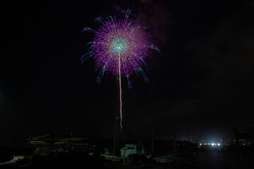 日本の秋の花火大会の風景