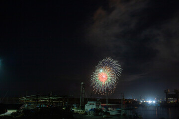 日本の秋の花火大会の風景