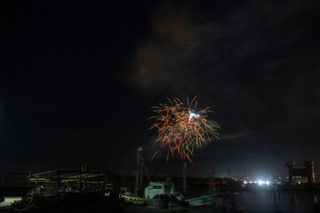 日本の秋の花火大会の風景