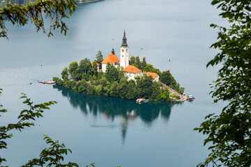 Obraz premium Panoramic view from Lake Bled, beauty heritage in Slovenia. Island with church and castle in the background create a dream setting. View from Ojstrica and Mala Osojnica with the heart-shaped bench.