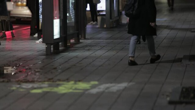 도시 밤거리 보도블럭 위 걸어가는 사람들 발걸음(길거리+버스정류장+저녁+정장+서류가방+바닥+조명)