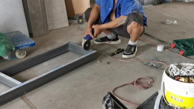 A decoration worker is installing aluminum alloy windows
