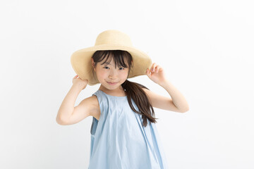 麦わら帽子をかぶった女の子