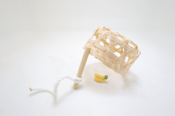 the scale trap that catches the bird