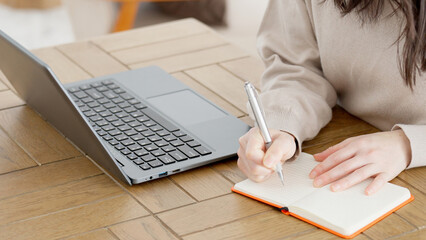 パソコンで調べ物をする女性	