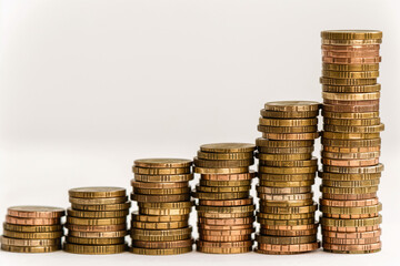 Stacks of coins arranged in ascending order, symbolizing financial growth and savings. The neat alignment reflects disciplined investment and the potential for wealth accumulation
