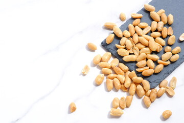 お酒のおつまみにぴったり、塩味のバターピーナッツ
