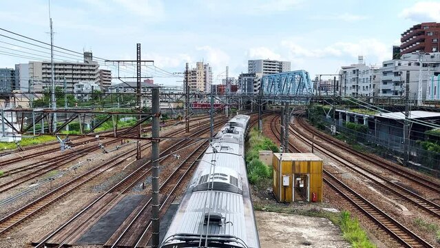 総持寺跨線人道橋から望む通過する複数の電車車両　(京浜東北線、京急電鉄)