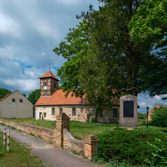 Denkmalgeschützte Dorfkirche Neuendorf mit Kriegerdenkmal, Ansicht von Südosten - Inschriften wurden retuschiert