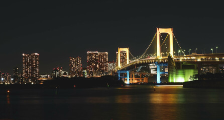 Obraz premium Rainbow bridge at twilight in Tokyo, Japan