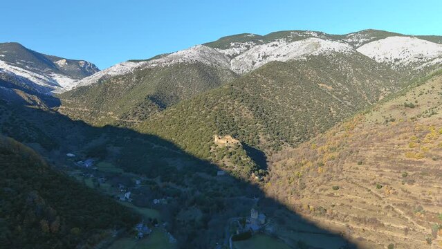 Travelling drone sur le village catalan d'&eacute;volutionniste au dessus d'Odette dans les Pyr&eacute;n&eacute;es orientales