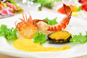 フレンチコースの魚料理　アワビと海老のサフランソース