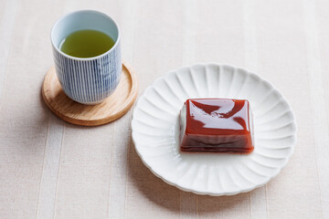 日本の和菓子、羊羹と日本茶