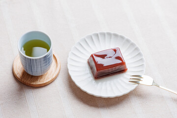 日本の和菓子、羊羹と日本茶