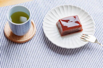 日本の和菓子、羊羹と日本茶