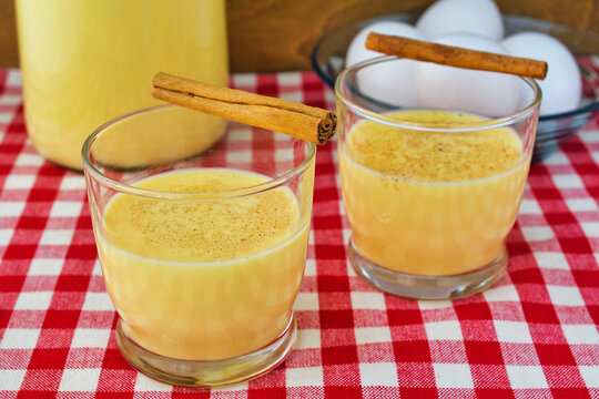 メキシコの卵の飲み物　ロンポペ　Rompope (Mexican eggnog, Eggnog mexicano)　シナモンスティックを添えて　コピースペースあり　
Mexican egg drink Rompope (Mexican eggnog, Eggnog mexicano) served with cinnamon sticks, copy space available
