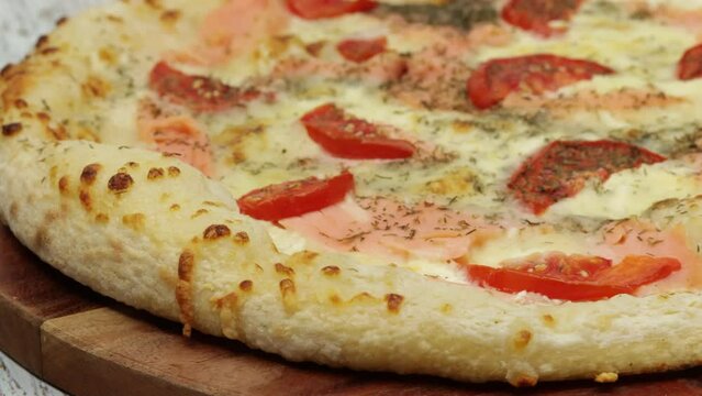 pizza au saumon fum&eacute;, en gros plan.