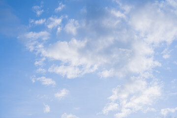 Obraz premium nature and landscape concept with clear sky and small cloud background