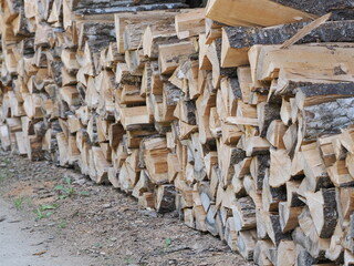 積み上げられた薪