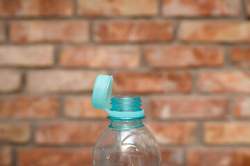 Plastikowe nakrętki przy butelkach z recyklingu 