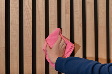 Czyszczenie drewnianych elementów mebli domowych, lamele na ścianie  © Paweł Kacperek