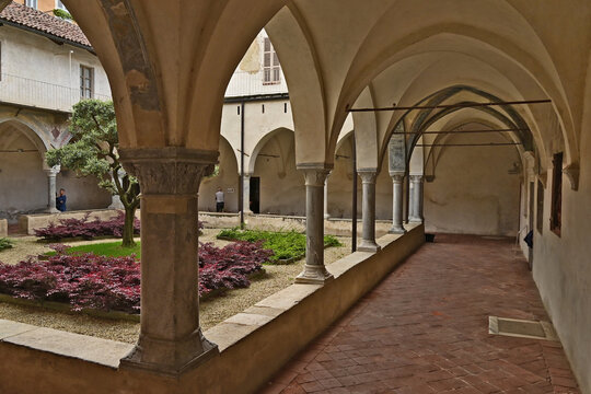 Saluzzo, il chiostro della Chiesa di San Giovanni - Cuneo, Piemonte