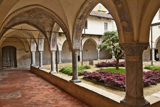 Saluzzo, il chiostro della Chiesa di San Giovanni - Cuneo, Piemonte