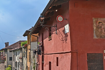 Saluzzo, Vicoli, strade, case, palazzi, portici del centro storico - Cuneo, Piemonte