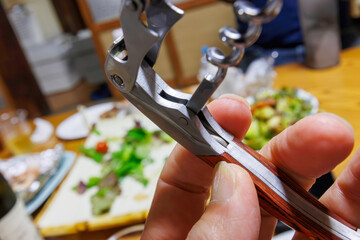 ヒリゾ浜のある南伊豆中木沖の海で作られる、海底熟成ワイン。
制作社からおすそ分けをいただく。
オーストラリア産のシラー種の赤ワインを水深20mの海底に1年間沈められる。
安定した海水温と水圧、波の揺れの効果等が、ワインに独特の熟成を促し美味しくなる。
水揚げされたボトルにはカイメン等の付着物が付き、中木の海を偲ばせる風情がある。
日本国静岡県伊豆半島賀茂郡南伊豆町中木から渡し船で渡るヒリゾ浜にて。