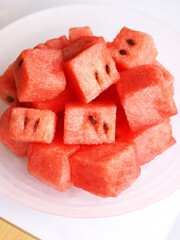 すいか、カットした西瓜、スライスしたスイカ、赤いスイカ、西瓜と種