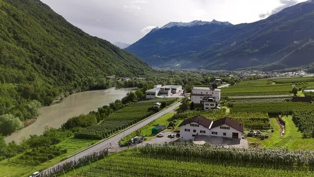 Vista con drone della Valtellina, del fiume Adda e del paese di Sernio e le montagne con il passo del Mortirolo
